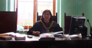 Sędzia zasłoniła oczy mediom. Policjanci rzekomo pokrzywdzeni ani prokurator nie przyszli do sądu. Ciąg dalszy sądowej tragifarsy w sprawie Bożeny Zalewskiej