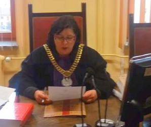 Policyjny kierowca radiowozu Dariusz Góral, który niewiele pamiętał, stał się dla prokuratury kluczowym świadkiem skazania na pół roku robót publicznych pracodawczyni z Kłodzka! Co zrobi sędzia Agnieszka Połyniak?