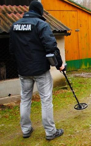 Broń, amunicja, dzik i bimber - kłusowniczy zestaw zabezpieczony przez policję