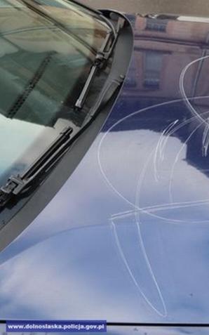 Kłodzko: zniszczył samochód na złość znajomemu. Okazało się, że auto należało do kogoś innego