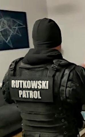 [VIDEO] Wielki triumf RUTKOWSKIEGO! Dzieci, po 2,5-miesiąca porwania i zniewolenia, wróciły do mamy! Homoseksualista-porywacz i jego „żołnierze” ośmieszeni!