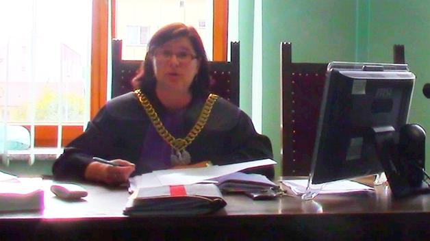 Sędzia zasłoniła oczy mediom. Policjanci rzekomo pokrzywdzeni ani prokurator nie przyszli do sądu. Ciąg dalszy sądowej tragifarsy w sprawie Bożeny Zalewskiej